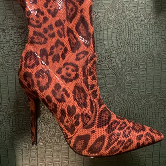 Over-the-knee leopard print pointed-toe boots with side zipper and stretch - Picture 3 of 8